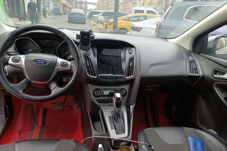 Used Ford Focus 2012 Sedan 1.6L Automatic Fashion Edition Center Console