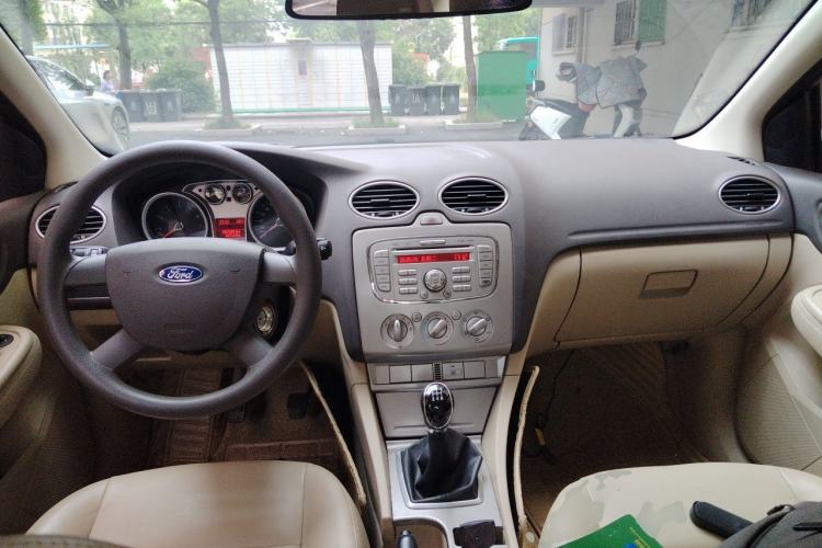 Used Ford Focus 2012 Sedan Classic 1.8L Manual Fashion Edition Center Console