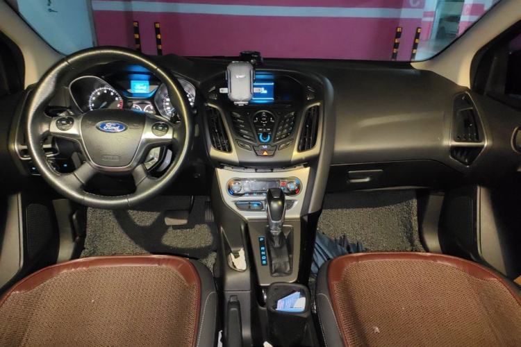 Used Ford Focus 2012 Sedan 1.6L Automatic Fashion Edition Center Console
