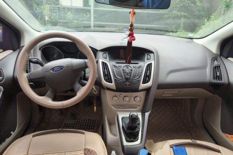 Used Ford Focus 2012 Sedan 1.6L Manual Comfort Model Center Console