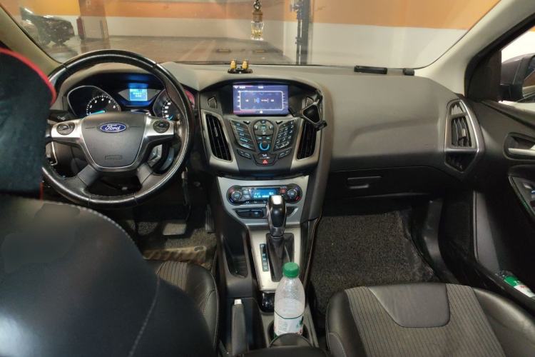 Used Ford Focus 2012 Sedan 1.6L Automatic Fashion Edition Center Console