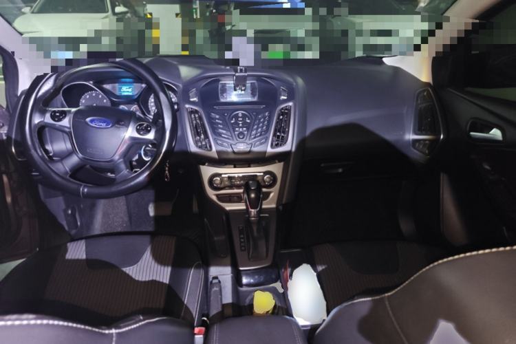 Used Ford Focus 2012 Sedan 1.6L Automatic Fashion Edition Center Console