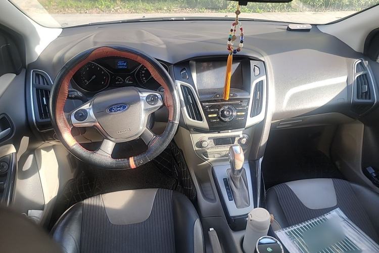 Used Ford Focus 2012 Sedan 1.6L Automatic Fashion Edition Center Console