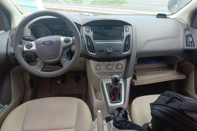 Used Ford Focus 2012 Sedan 1.6L Manual Comfort Model Center Console