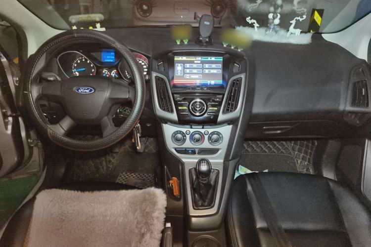 Used Ford Focus 2012 Sedan 1.6L Manual Comfort Model Center Console