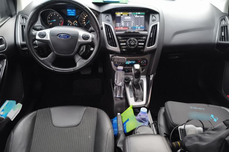 Used Ford Focus 2012 Hatchback 1.6L Automatic Fashion Edition Center Console
