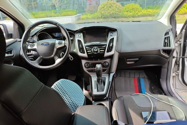 Used Ford Focus 2012 Sedan 1.6L Automatic Fashion Edition Center Console