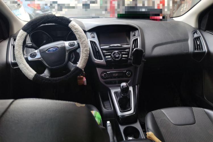 Used Ford Focus 2012 Sedan 1.6L Manual Fashion Edition Center Console
