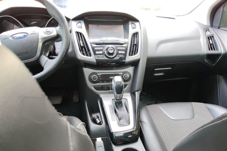 Used Ford Focus 2012 Sedan 1.6L Automatic Fashion Edition Center Console