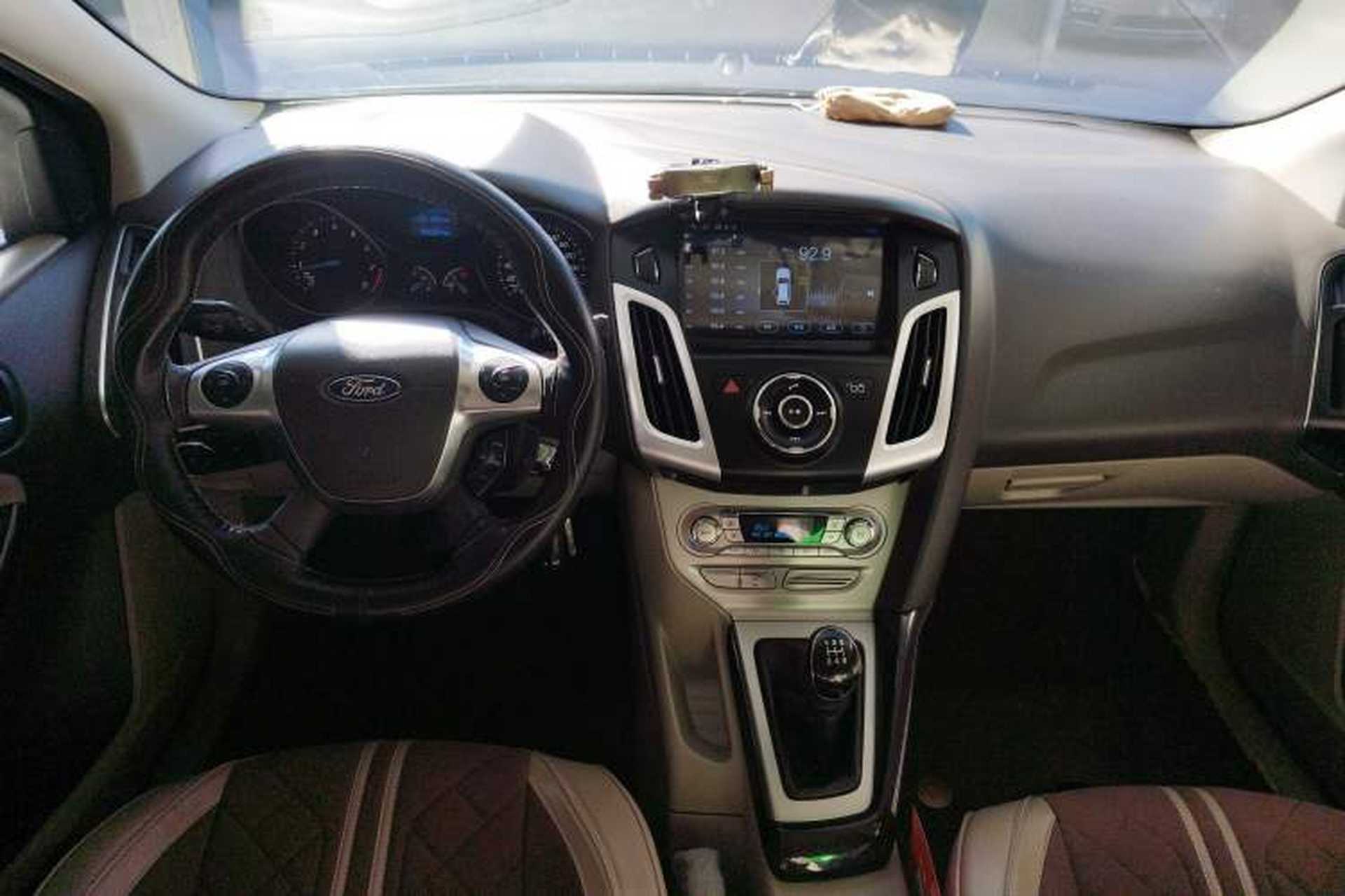 Used Ford Focus 2012 Sedan 1.6L Manual Fashion Edition Center Console