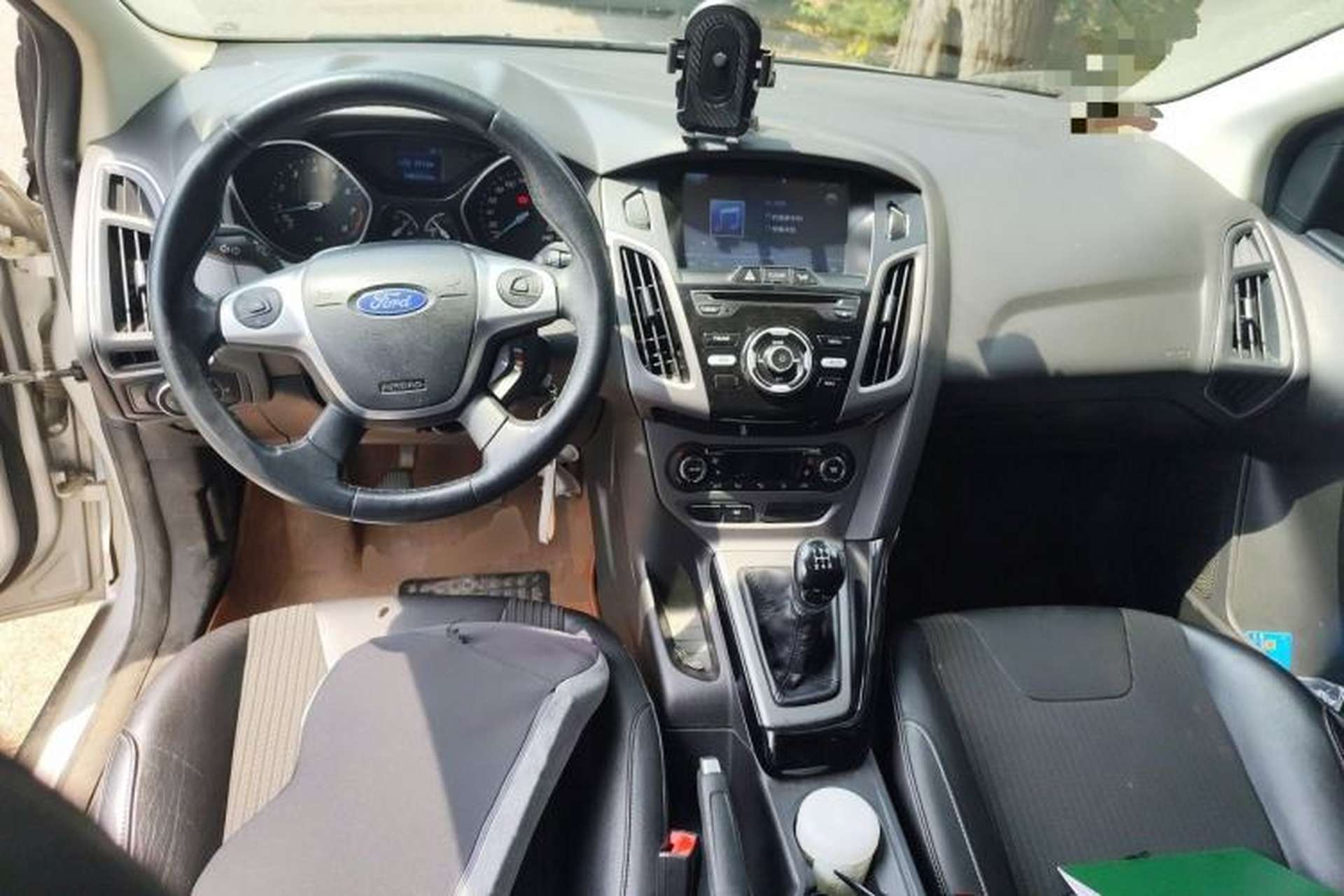 Used Ford Focus 2012 Sedan 1.6L Manual Fashion Edition Center Console
