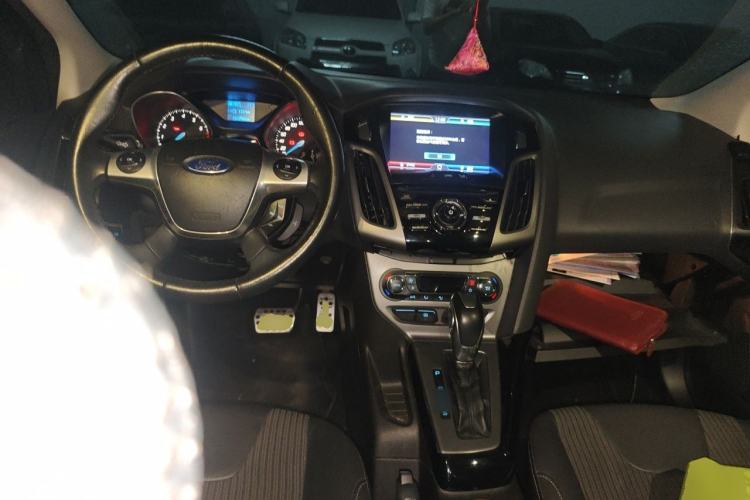 Used Ford Focus 2012 Sedan 1.6L Automatic Fashion Edition Center Console