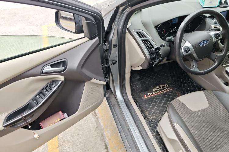 Used Ford Focus 2012 Sedan 1.6L Automatic Fashion Edition Driver Seat