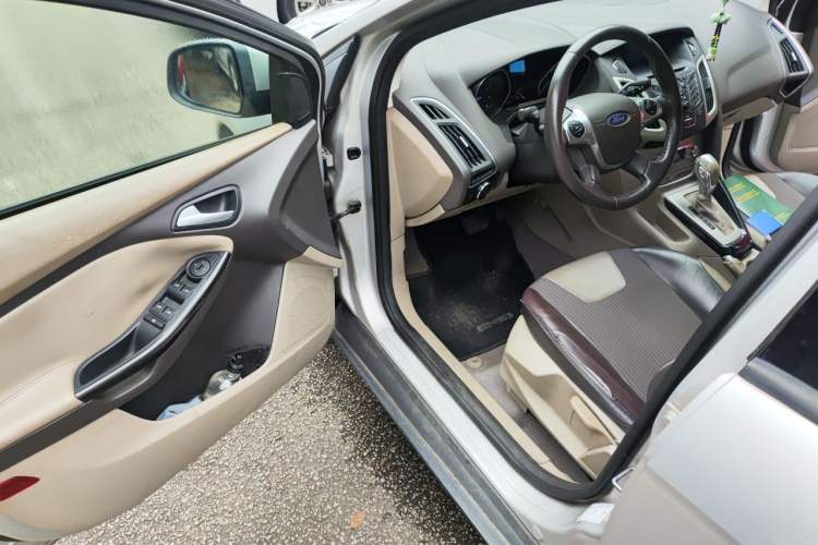Used Ford Focus 2012 Sedan 1.6L Automatic Fashion Edition Driver Seat