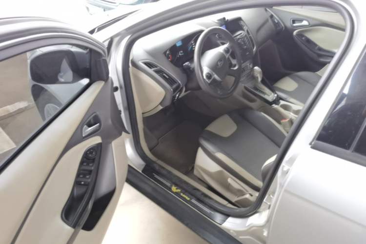 Used Ford Focus 2012 Sedan 1.6L Automatic Fashion Edition Driver Seat