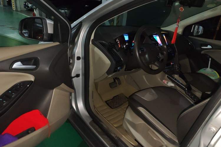 Used Ford Focus 2012 Sedan 1.6L Automatic Fashion Edition Driver Seat