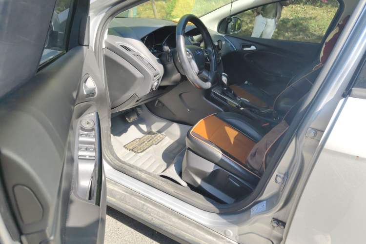 Used Ford Focus 2012 Hatchback 1.6L Automatic Fashion Edition Driver Seat