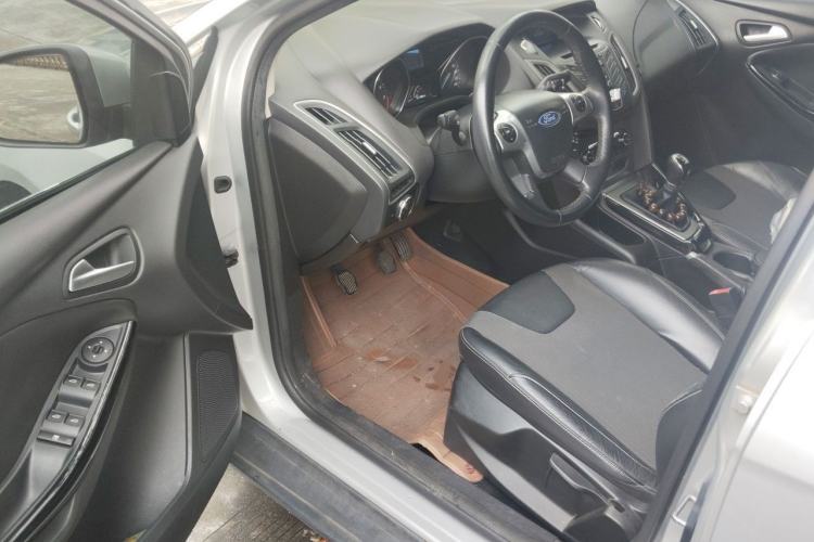 Used Ford Focus 2012 Sedan 1.6L Manual Fashion Edition Driver Seat