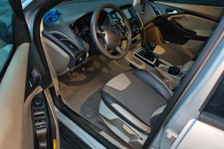 Used Ford Focus 2012 Sedan 1.6L Manual Fashion Edition Driver Seat