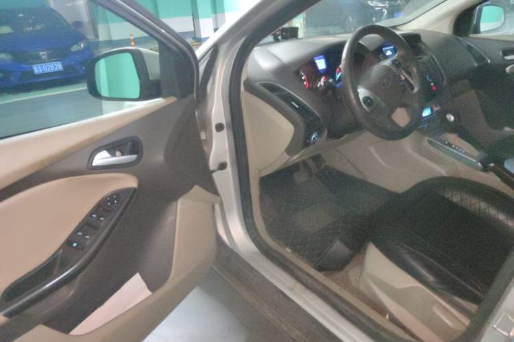 Used Ford Focus 2012 Sedan 1.6L Automatic Fashion Edition Driver Seat