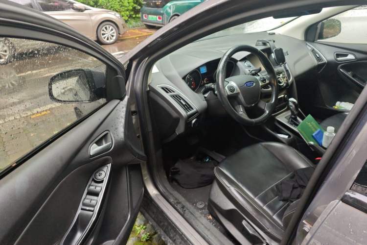 Used Ford Focus 2012 Sedan 1.6L Automatic Fashion Edition Driver Seat