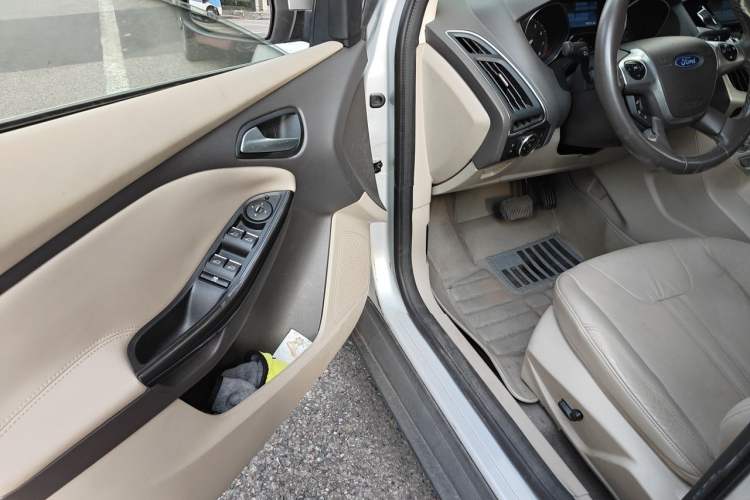 Used Ford Focus 2012 Sedan 2.0L Automatic Flagship Model Driver Seat