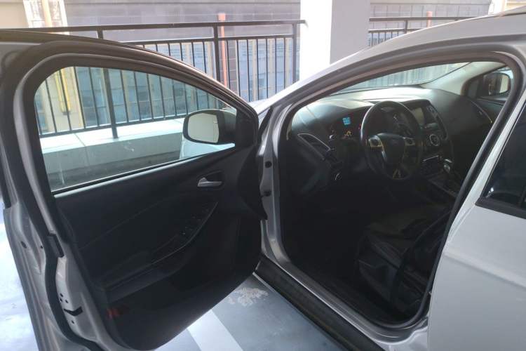 Used Ford Focus 2012 Hatchback 1.6L Automatic Fashion Edition Driver Seat