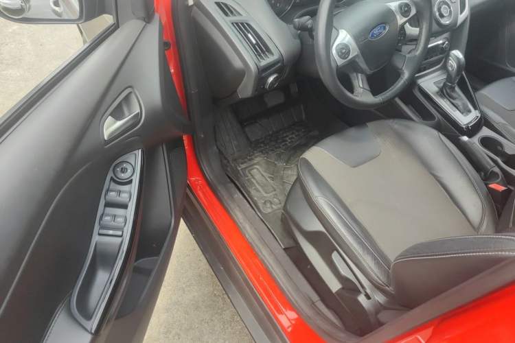 Used Ford Focus 2012 Hatchback 1.6L Automatic Fashion Edition Driver Seat