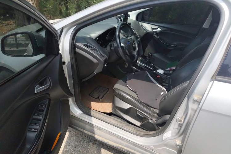 Used Ford Focus 2012 Sedan 1.6L Manual Fashion Edition Driver Seat