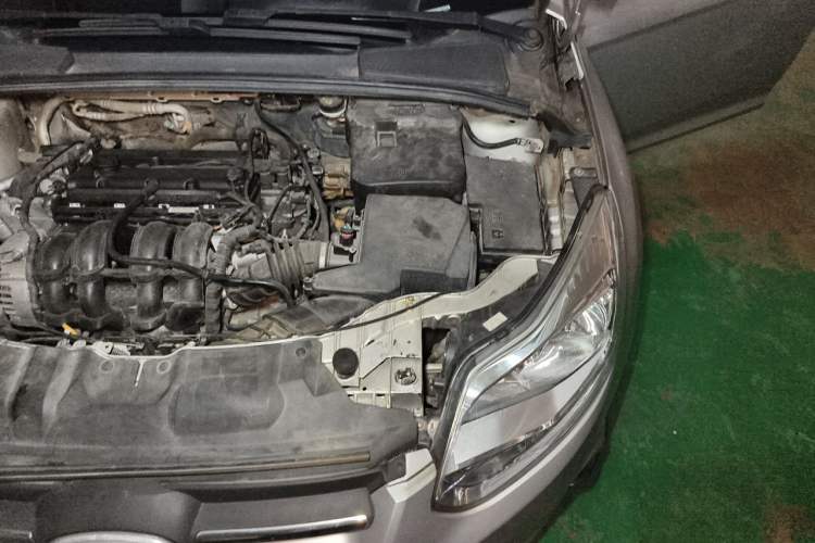 Used Ford Focus 2012 Sedan 1.6L Manual Comfort Model Engine Bay Left