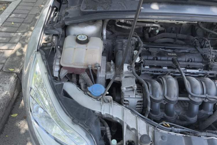 Used Ford Focus 2012 Sedan 1.6L Manual Comfort Model Engine Bay Right