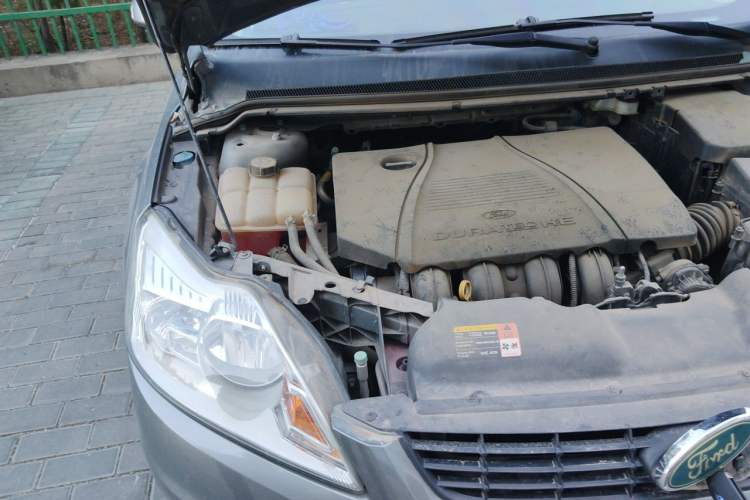 Used Ford Focus 2012 Sedan Classic 1.8L Manual Base Model Engine Bay Right