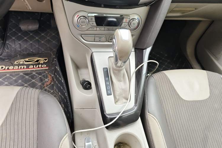 Used Ford Focus 2012 Sedan 1.6L Automatic Fashion Edition Gear Lever