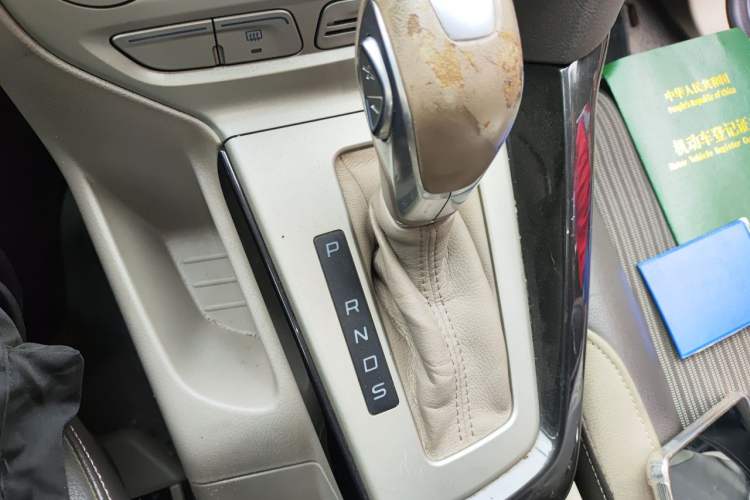 Used Ford Focus 2012 Sedan 1.6L Automatic Fashion Edition Gear Lever