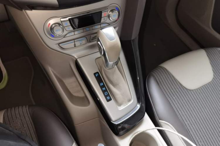 Used Ford Focus 2012 Sedan 1.6L Automatic Fashion Edition Gear Lever