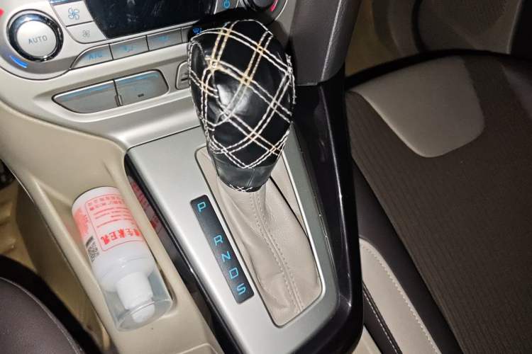 Used Ford Focus 2012 Sedan 1.6L Automatic Fashion Edition Gear Lever