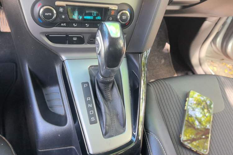 Used Ford Focus 2012 Sedan 1.6L Automatic Fashion Edition Gear Lever