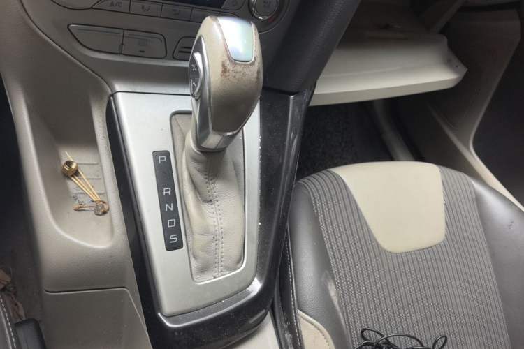 Used Ford Focus 2012 Sedan 1.6L Automatic Fashion Edition Gear Lever