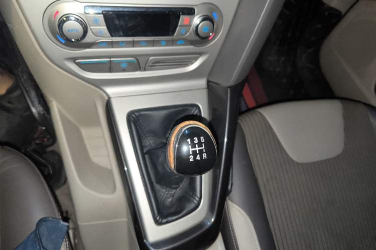 Used Ford Focus 2012 Sedan 1.6L Manual Fashion Edition Gear Lever