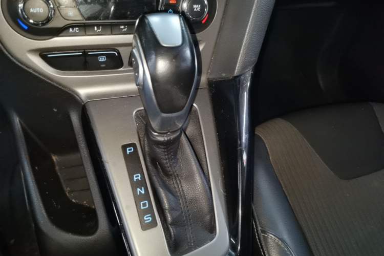 Used Ford Focus 2012 Sedan 1.6L Automatic Fashion Edition Gear Lever