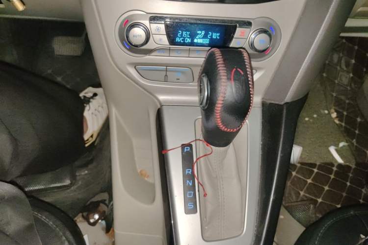 Used Ford Focus 2012 Sedan 1.6L Automatic Fashion Edition Gear Lever