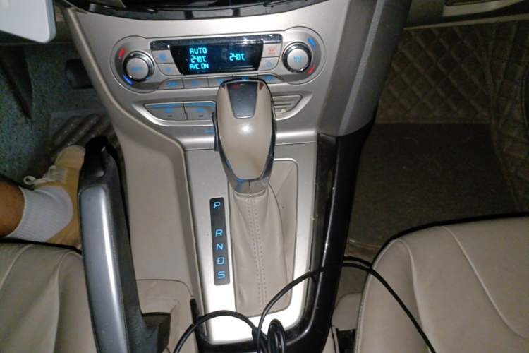 Used Ford Focus 2012 Sedan 2.0L Automatic Flagship Model Gear Lever