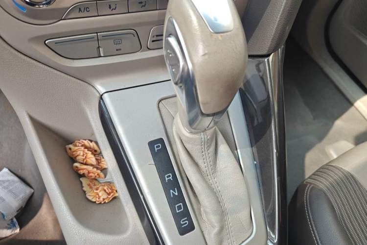 Used Ford Focus 2012 Sedan 1.6L Automatic Fashion Edition Gear Lever