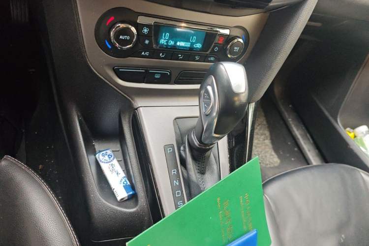 Used Ford Focus 2012 Sedan 1.6L Automatic Fashion Edition Gear Lever