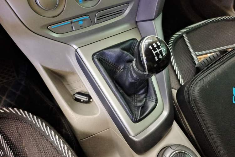 Used Ford Focus 2012 Sedan 1.6L Manual Comfort Model Gear Lever