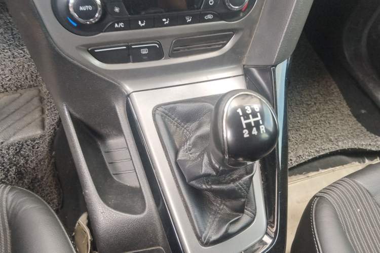 Used Ford Focus 2012 Hatchback 1.6L Manual Fashion Edition Gear Lever