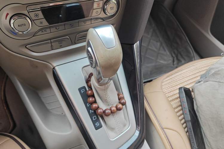 Used Ford Focus 2012 Sedan 1.6L Automatic Fashion Edition Gear Lever