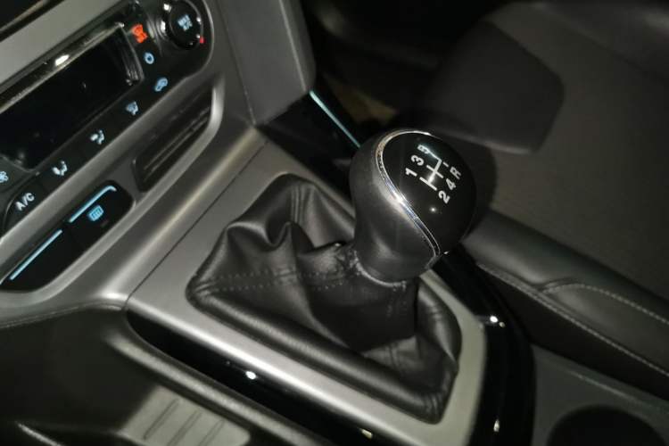 Used Ford Focus 2012 Sedan 1.6L Manual Fashion Edition Gear Lever
