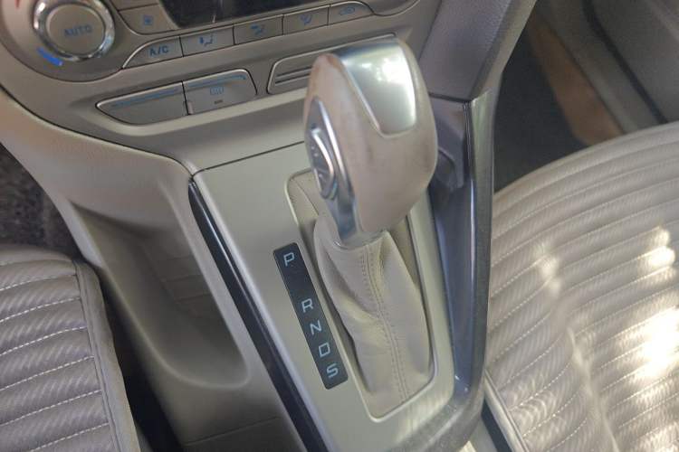 Used Ford Focus 2012 Sedan 1.6L Automatic Fashion Edition Gear Lever