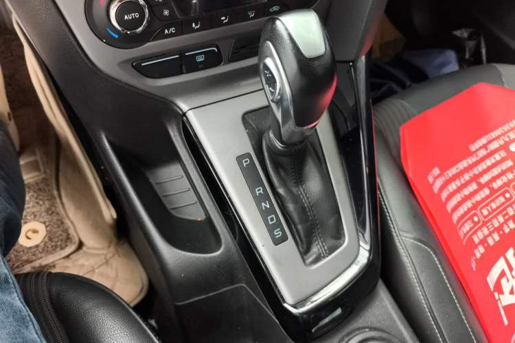 Used Ford Focus 2012 Sedan 1.6L Automatic Fashion Edition Gear Lever